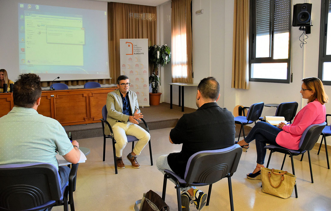 Imagen de la charla (AYTO. ALBOLOTE) 