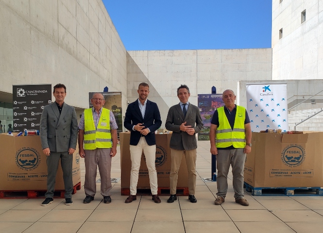 Entrega del material al banco de alimentos (CAJAGRANADA FUNDACIÓN)