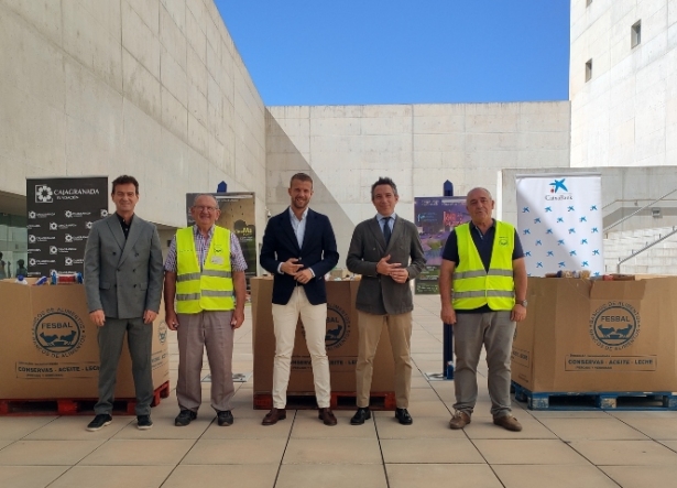 Entrega del material al banco de alimentos (CAJAGRANADA FUNDACIÓN)