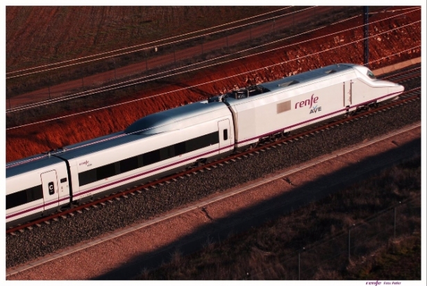 Imagen de archivo de un tren AVE circulando en la provincia de Granada ()RENFE) 