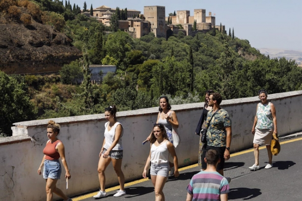 Turistas pasean por las calles de Granada con la Alhambra de fondo. Archivo (ÁLEX CÁMARA - EUROPA PRESS)