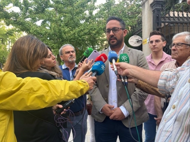 El alcalde de Los Guájares (Granada), Antonio Mancilla, atiende a los medios de comunicación para criticar las ayudas del Gobierno, en imagen de archivo (PP) El alcalde de Los Guájares (Granada), Antonio Mancilla, atiende a los medios de comunicación para criticar las ayudas del Gobierno, en imagen de archivo (PP)