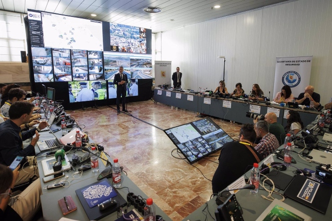 El ministro del Interior en funciones, Fernando Grande-Marlaska, ayer en el Centro de Coordinación Operativo (ÁLEX CÁMARA / EUROPA PRESS)