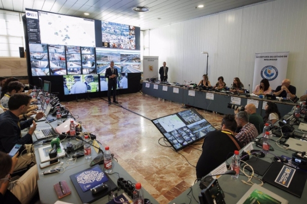El ministro del Interior en funciones, Fernando Grande-Marlaska, ayer en el Centro de Coordinación Operativo (ÁLEX CÁMARA / EUROPA PRESS)