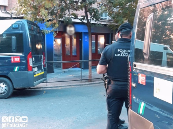 Dispositivo de control de la Policía Local de Granada en la zona de Pedro Antonio (PERFIL DE LA POLICÍA LOCAL EN LA RED SOCIAL `X`)