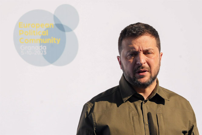 El presidente de Ucrania, Volodimir Zelenski, atiende a los medios a su llegada al Palacio de Congresos de Granada para participar en la cumbre de la Comunidad Política Europea (FRANCISCO J. OLMO - EUROPA PRESS)