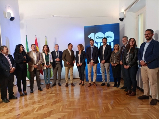 El presidente de la Diputación de Granada, Francis Rodríguez, en rueda de prensa con su equipo de gobierno (EUROPA PRESS) 