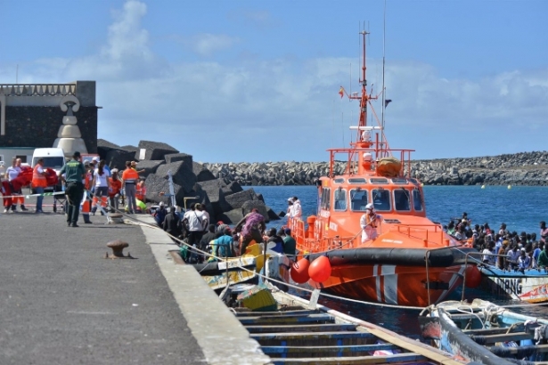 Llegada de la patera al muelle de La Restinga, a 21 de octubre de 2023 (EUROPA PRESS)