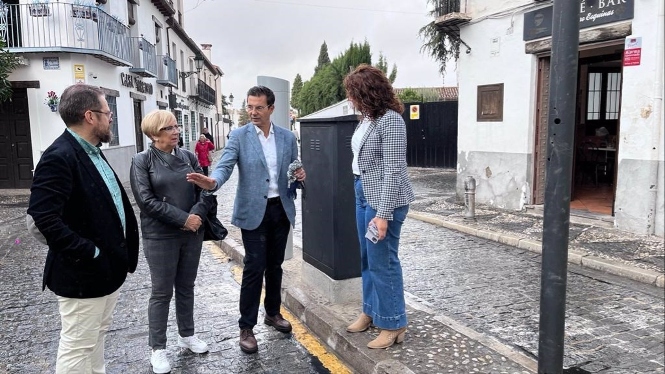 Cuenca y otros concejales del PSOE en los accesos al Albaicín. (PSOE GRANADA) 