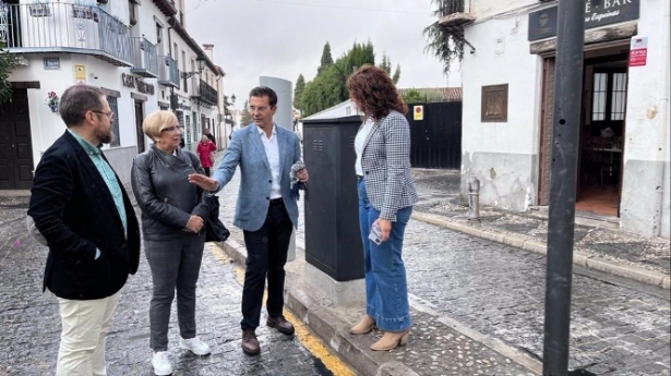 Cuenca y otros concejales del PSOE en los accesos al Albaicín. (PSOE GRANADA) 