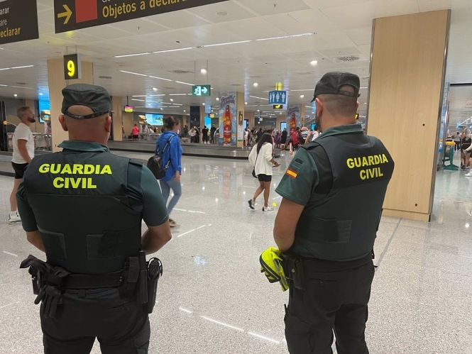 Agentes de la Guardia Civil en un aeropuerto. Archivo. (GUARDIA CIVIL)