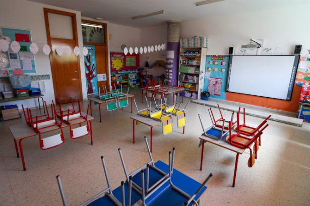 Mesas y sillas recogidas en un centro educativo. Archivo (IVÁN TERRÓN - EUROPA PRESS) Mesas y sillas recogidas en un centro educativo. Archivo (IVÁN TERRÓN - EUROPA PRESS)