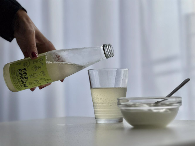 La kombucha es una bebida fermentada, como el yogurt, con alta cantidad de probióticos, baja en calorías y de fácil digestión. (VÍVER KOMBUCHA.)