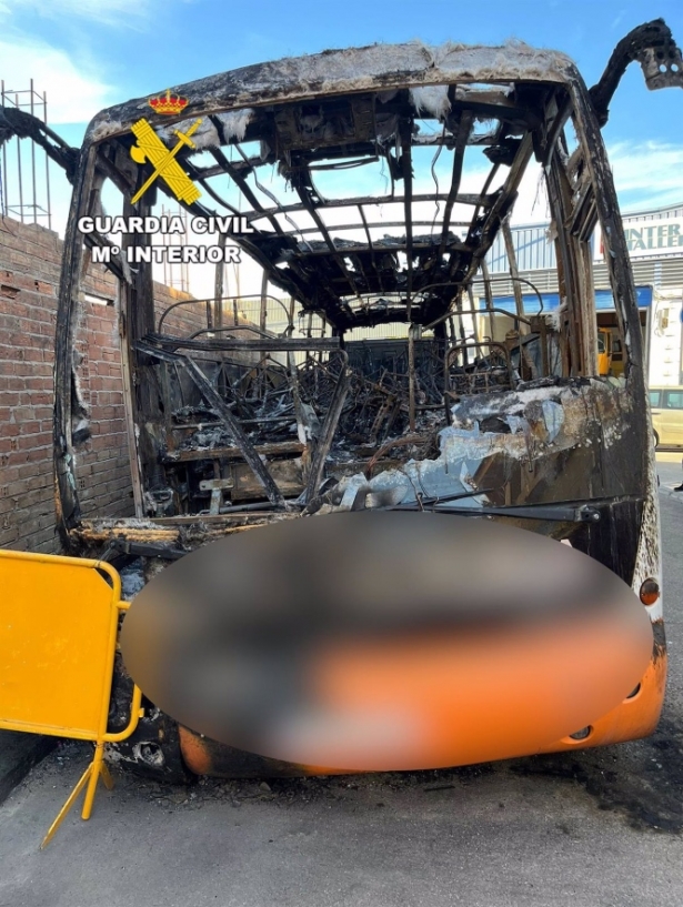 Autobús calcinado por menores en Armilla (GUARDIA CIVIL) Autobús calcinado por menores en Armilla (GUARDIA CIVIL)