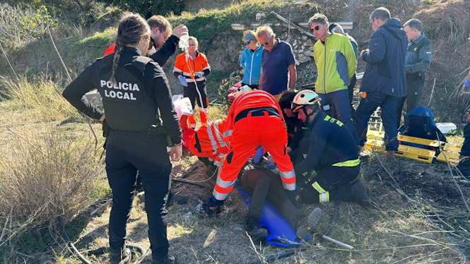 La accidentada es atendida en el lugar del siniestro (AYTO. ALMUÑÉCAR)