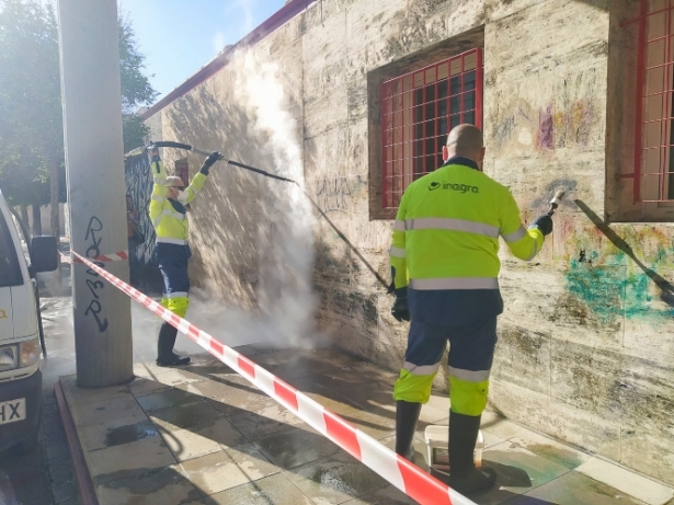 Operarios municipales limpiando grafittis (JAVIER ALGARRA / AYUNTAMIENTO) Operarios municipales limpiando grafittis (JAVIER ALGARRA / AYUNTAMIENTO)