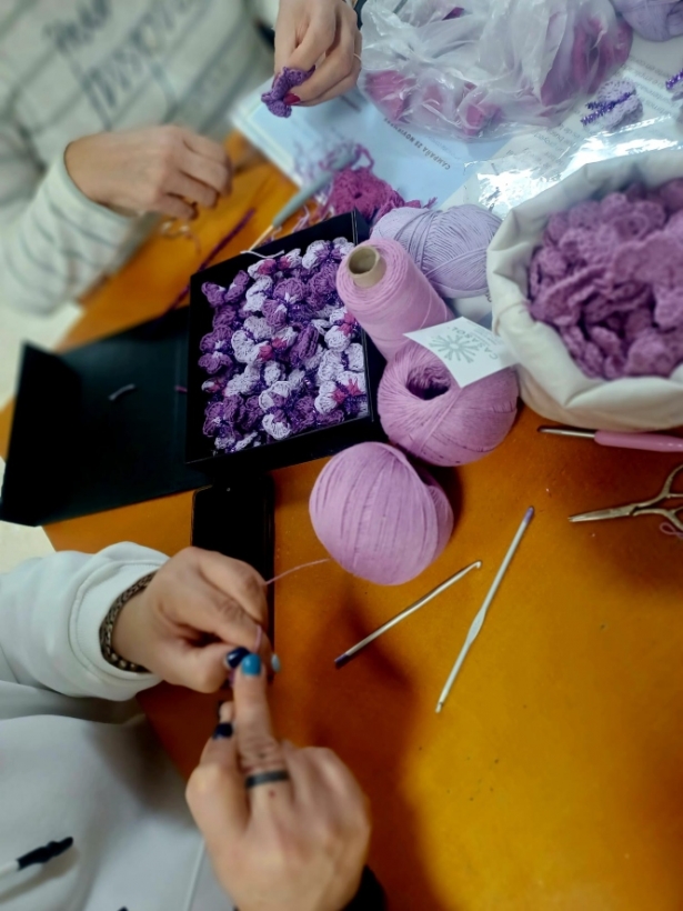 Mujeres tejiendo las mariposas moradas (AYTO- LA ZUBIA) Mujeres tejiendo las mariposas moradas (AYTO- LA ZUBIA)