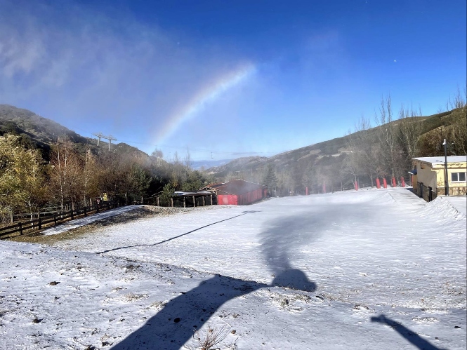 Entorno de Sierra Nevada con un cañón de nieve funcionando (CETURSA SIERRA NEVADA) 
