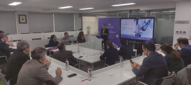 La viceconsejera de Universidad, Investigación e Innovación de la Junta, Lorena Garrido, en unas jornadas organizadas por el Consejo Andaluz de Cámaras de Comercio. (JUNTA DE ANDALUCÍA)