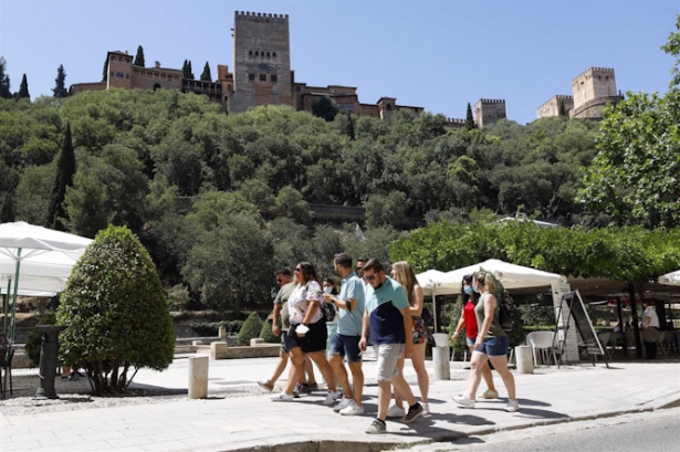 Turistas por las calles de Granada. Archivo (ÁLEX CÁMARA - EUROPA PRESS) Turistas por las calles de Granada. Archivo (ÁLEX CÁMARA - EUROPA PRESS)