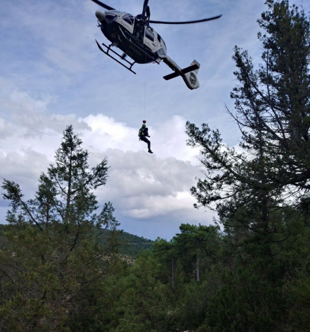 En el rescate ha intervenido el helicóptero de la Guardia Civil (GUARDIA CIVIL) En el rescate ha intervenido el helicóptero de la Guardia Civil (GUARDIA CIVIL)
