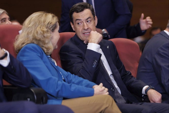 El presidente de la Junta de Andalucía, Juanma Moreno, con Nadia Calviño en una visita reciente a Granada (ÁLEX CÁMARA - EUROPA PRESS) 