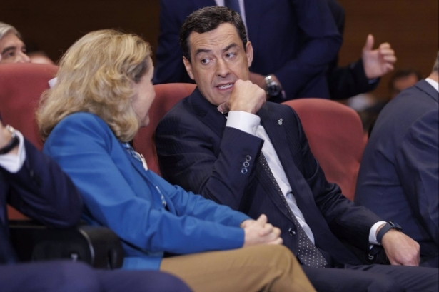 El presidente de la Junta de Andalucía, Juanma Moreno, con Nadia Calviño en una visita reciente a Granada (ÁLEX CÁMARA - EUROPA PRESS) 