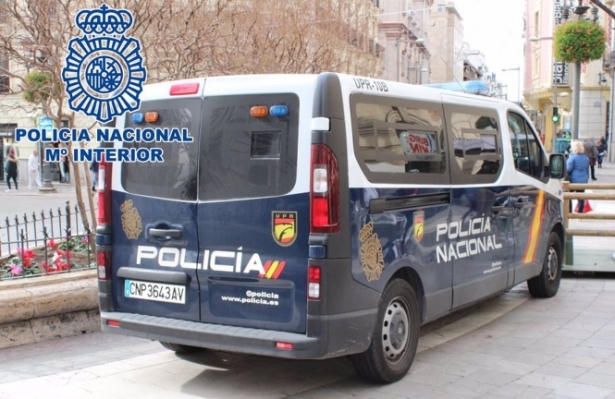 Vehículo de la Policía Nacional (POLICÍA NACIONAL) Vehículo de la Policía Nacional (POLICÍA NACIONAL)