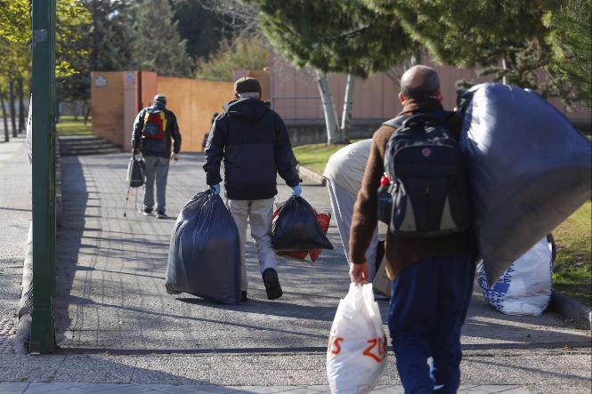 Un grupo de personas sin hogar, en imagen de archivo en el inicio de la pandemia (ÁLEX CÁMARA - EUROPA PRESS) 