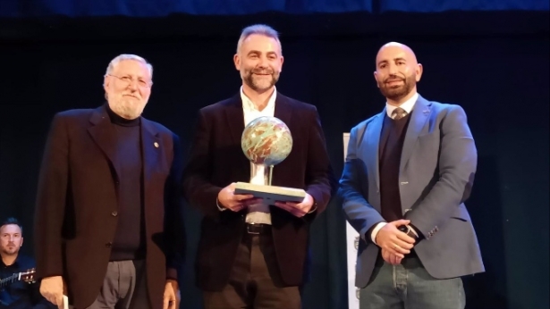El poeta onubense Manuel José de Lara Ródenas recibe el galardón principal de los II Premios Internacional de Poesía La Herradura `Paulino Álvarez` (AYUNTAMIENTO DE ALMUÑÉCAR) El poeta onubense Manuel José de Lara Ródenas recibe el galardón principal de los II Premios Internacional de Poesía La Herradura `Paulino Álvarez` (AYUNTAMIENTO DE ALMUÑÉCAR)