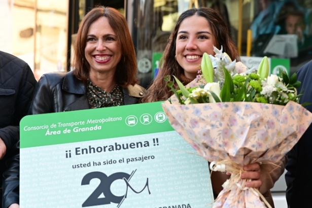 La consejera de fomento con la pasajera 20 millones (JUNTA)
