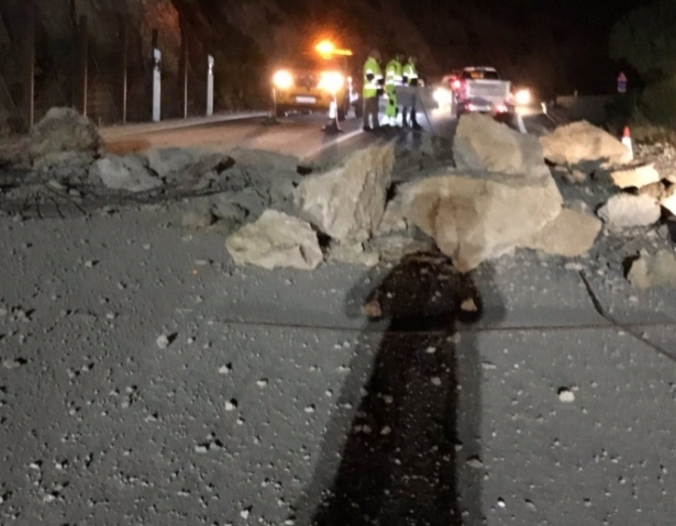 Desprendimiento de la carretera este pasado lunes por la noche en la A-348 (DIPUTACIÓN DE GRANADA) Desprendimiento de la carretera este pasado lunes por la noche en la A-348 (DIPUTACIÓN DE GRANADA)
