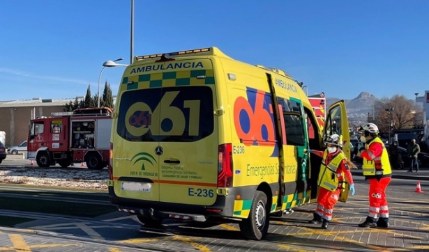 Ambulancia en una imagen de archivo (EMERGENCIAS 112 ANDALUCÍA) Ambulancia en una imagen de archivo (EMERGENCIAS 112 ANDALUCÍA)