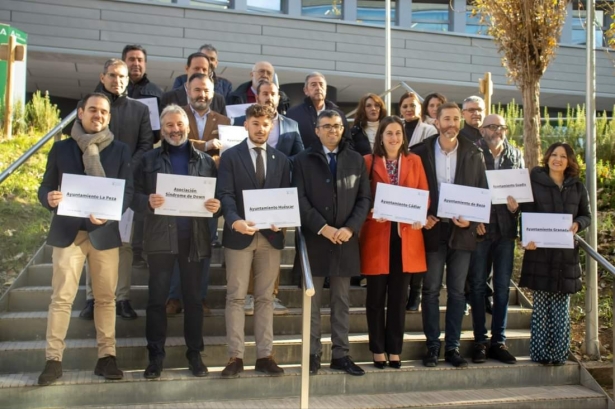 Foto de familia de los beneficiados (CRISTIAN FERNÁNDEZ) 