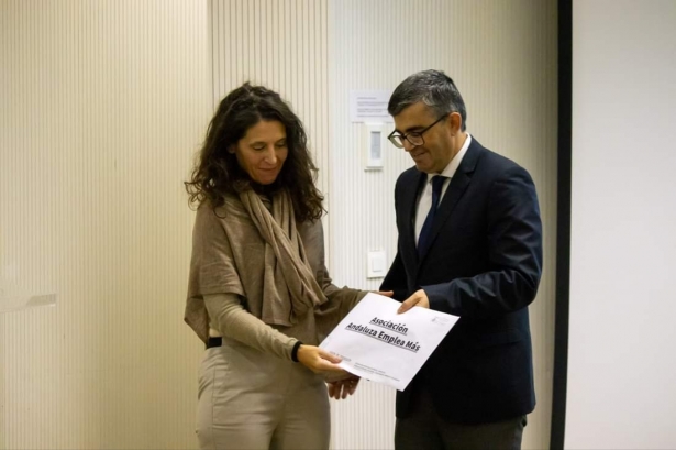 Entrega de una de las resoluciones (CRISTIAN FERNÁNDEZ) 