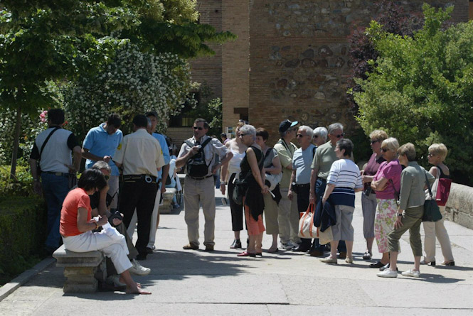 Visitantes de la Alhambra, en imagen de archivo (EUROPA PRESS)
