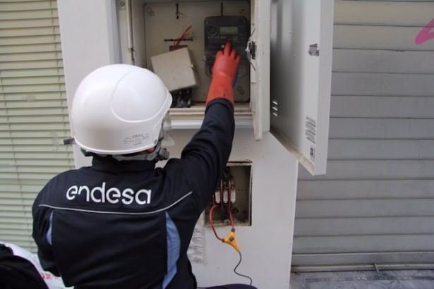 Técnico de Endesa revisa una instalación (ENDESA)