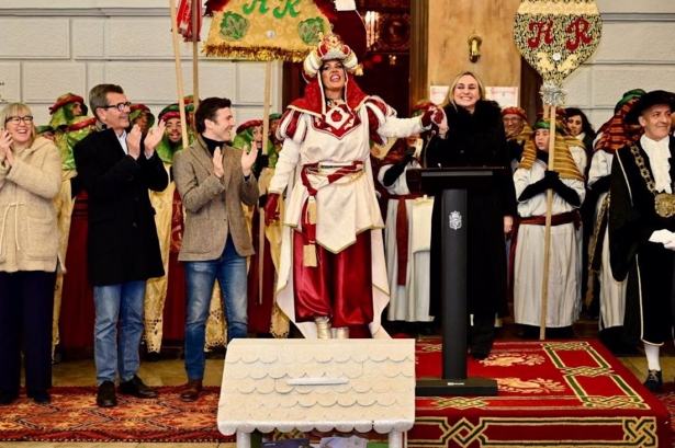 El Heraldo Real en Granada junto a la alcaldesa, Marifrán Carazo (RED SOCIAL `X` MARIFRÁN CARAZO) El Heraldo Real en Granada junto a la alcaldesa, Marifrán Carazo (RED SOCIAL `X` MARIFRÁN CARAZO)