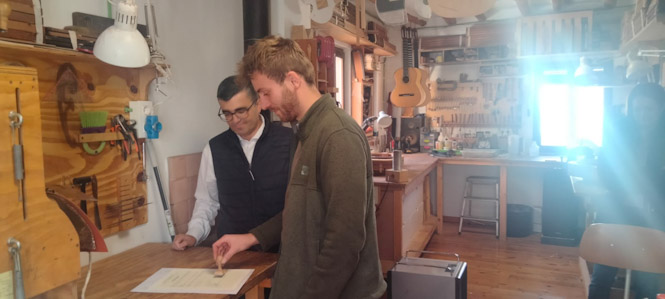 El delegado de Empleo entrega la Carta de Artesano al luthier (JUNTA)