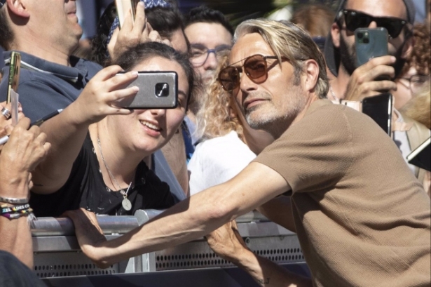 Selfi con el actor Mads Mikkelsen, en imagen de archivo (NACHO LÓPEZ /SOPA IMAGES VÍA ZUMA / DPA) Selfi con el actor Mads Mikkelsen, en imagen de archivo (NACHO LÓPEZ /SOPA IMAGES VÍA ZUMA / DPA)