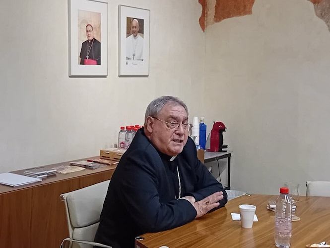 El arzobispo de Granada, José María Gil Tamayo, en un encuentro con periodistas en la la sede de la Curia (EUROPA PRESS)
