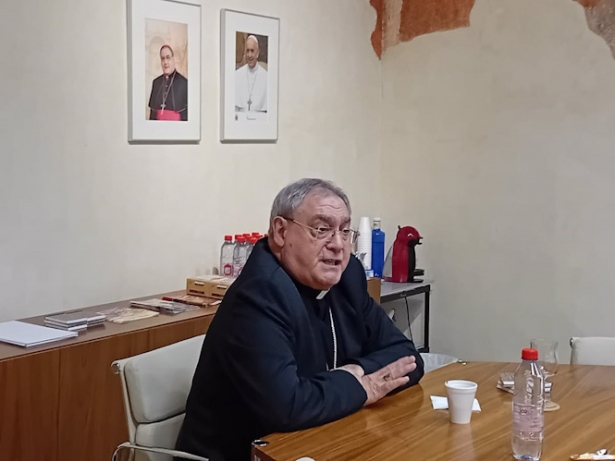 El arzobispo de Granada, José María Gil Tamayo, en un encuentro con periodistas en la la sede de la Curia (EUROPA PRESS)