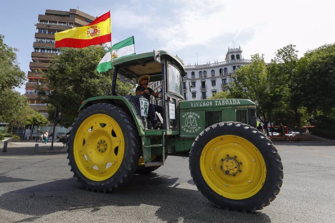 Regantes durante la tractorada para reclamar la autorización del riego con aguas regeneradas en mayo de 2023 (ÁLEX CÁMARA / EUROPA PRESS)