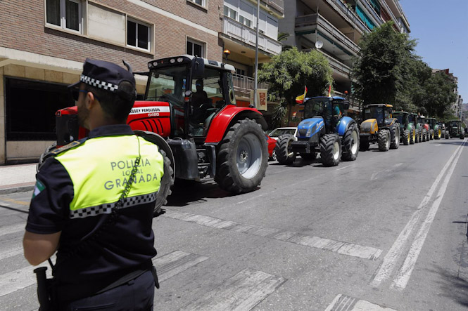 Agricultores y ganaderos de la provincia de Granada se manifiestan en sus tractores por las calles de Granada a causa de la subida de los precios del gasóleo y la electricidad entre otros incrementos en el sector agrícola (ÁLEX CÁMARA/ EUROPA PRESS)
