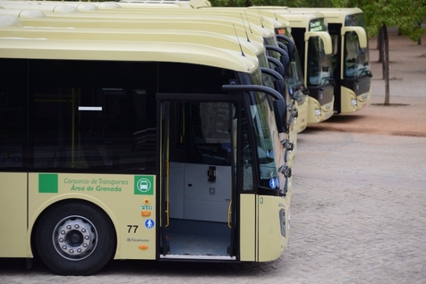 Autobuses del Consorcio de Transportes Metropolitano de Granada, en imagen de archivo (JUNTA)