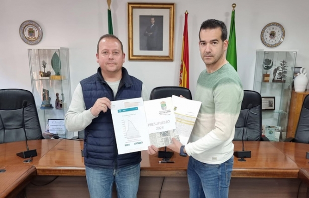 El alcalde y el concejal de Hacienda presentan los presupuestos municipales(AYTO. CÚLLAR VEGA) El alcalde y el concejal de Hacienda presentan los presupuestos municipales(AYTO. CÚLLAR VEGA)
