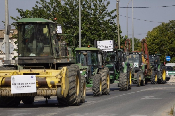 Los regantes durante la tractorada para reclamar la autorización del riego con aguas regeneradas, el pasado mayo (ÁLEX CÁMARA / EUROPA PRESS) Los regantes durante la tractorada para reclamar la autorización del riego con aguas regeneradas, el pasado mayo (ÁLEX CÁMARA / EUROPA PRESS)