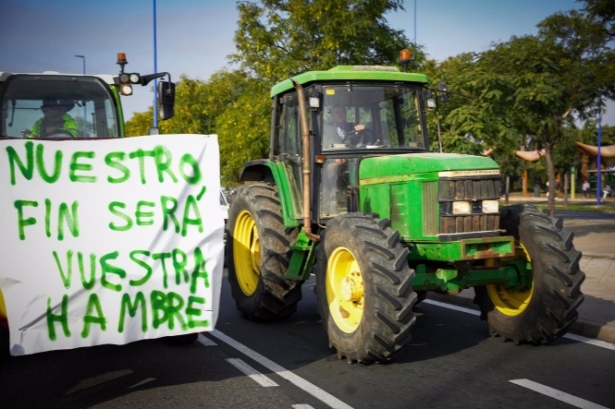 Tractorada de protesta en la calle Virgen del Patrocinio, una de las entradas a Sevilla, este pasado martes (MARIA JOSÉ LÓPEZ / EUROPA PRESS) Tractorada de protesta en la calle Virgen del Patrocinio, una de las entradas a Sevilla, este pasado martes (MARIA JOSÉ LÓPEZ / EUROPA PRESS)