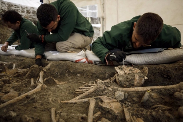 Trabajados durante la excavación de una fosa común en el barranco de Víznar (ÁLEX CÁMARA - EUROPA PRESS) Trabajados durante la excavación de una fosa común en el barranco de Víznar (ÁLEX CÁMARA - EUROPA PRESS)