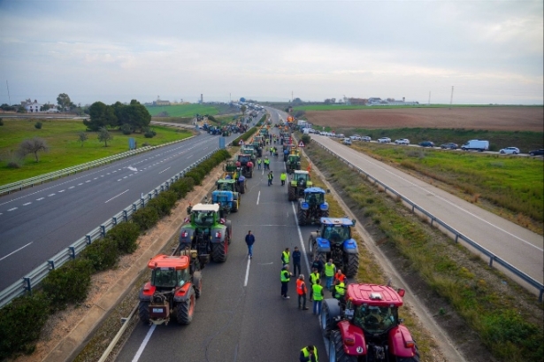 Tractores en una de las protestas de los agricultores (FRANCISCO J. OLMO - EUROPA PRESS)